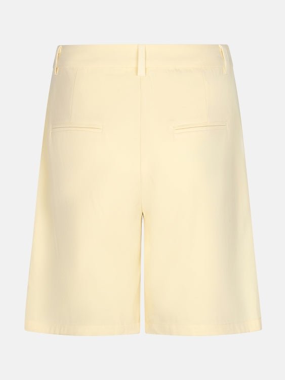 Vrijstaande productfoto achterkant van soft yellow Ydence Bermuda Jolijn | Jo&Co Club