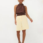 Model in halterneck polkadot top en soft yellow Ydence Bermuda Jolijn, frontaal | Jo&Co Club