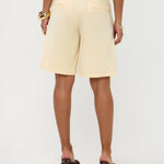 Achteraanzicht van model in soft yellow Ydence Bermuda Jolijn met polkadot crop-top | Jo&Co Club