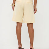Achteraanzicht van model in soft yellow Ydence Bermuda Jolijn met polkadot crop-top | Jo&Co Club