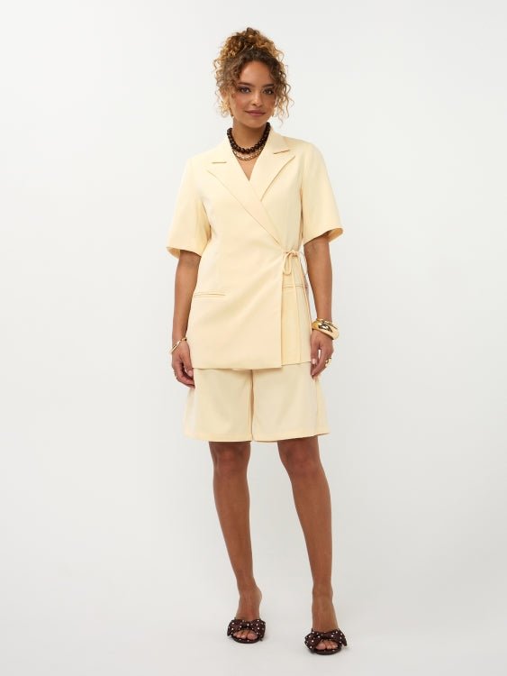 Ydence Lookbook SS26 - Blazer Lucille en Bermuda Jolijn in soft yellow als setje | Jo&Co Club