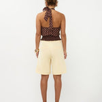 Detail achterkant soft yellow bermuda met pasvorm en welt-zakken | Ydence Jolijn | Jo&Co Club