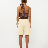 Detail achterkant soft yellow bermuda met pasvorm en welt-zakken | Ydence Jolijn | Jo&Co Club
