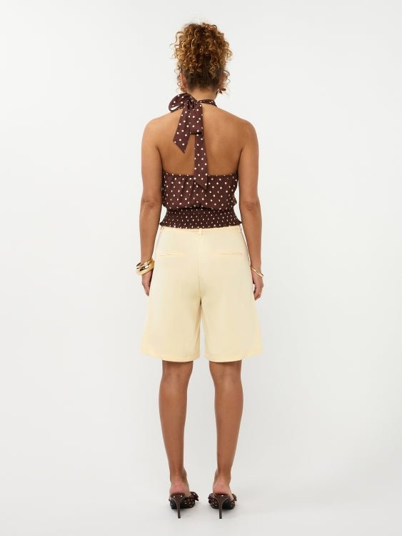 Detail achterkant soft yellow bermuda met pasvorm en welt-zakken | Ydence Jolijn | Jo&Co Club