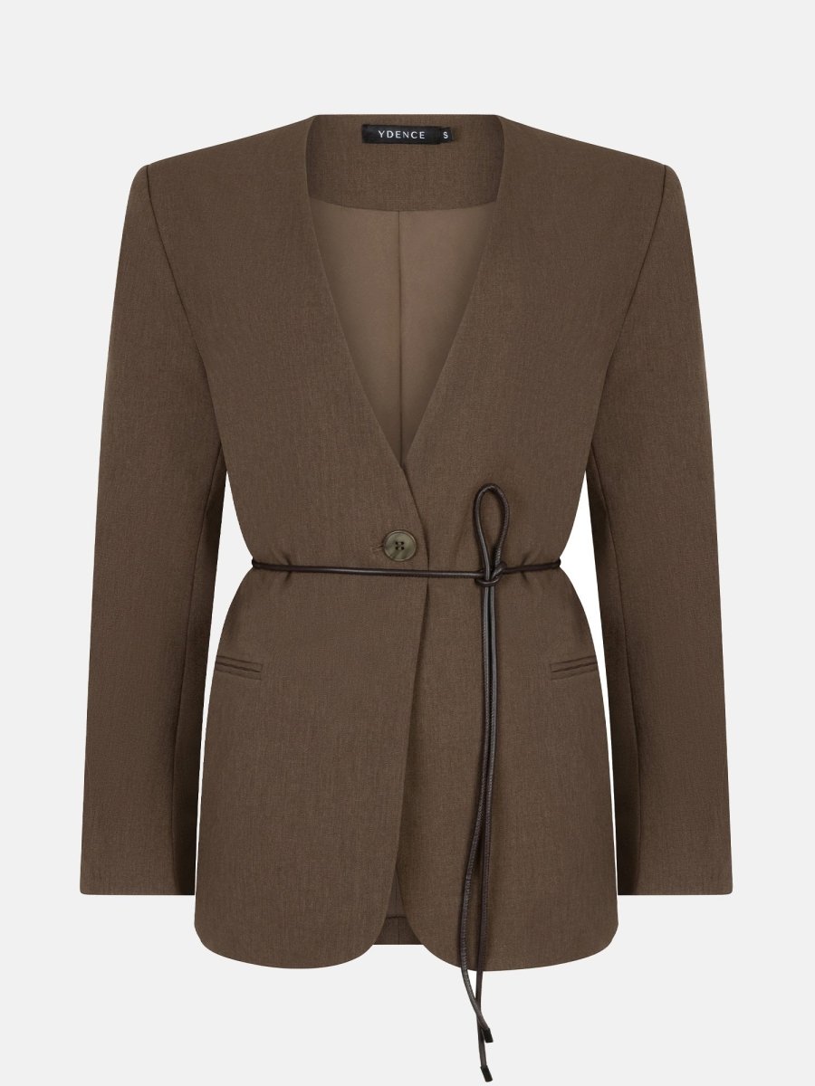 productfoto van de voorkant van de lexie blazer van ydence in de kleur mud met strikceintuur.