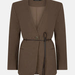 productfoto van de voorkant van de lexie blazer van ydence in de kleur mud met strikceintuur.