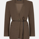 productfoto van de voorkant van de lexie blazer van ydence in de kleur mud met strikceintuur.