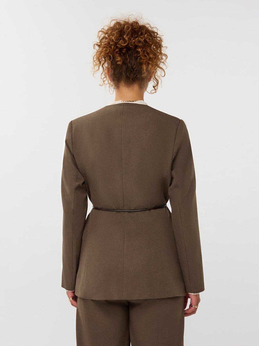 model draagt de ydence lexie blazer in de kleir mud met een zwart ceintuur, achteraanzicht.