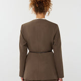 model draagt de ydence lexie blazer in de kleir mud met een zwart ceintuur, achteraanzicht.