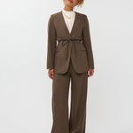 model draagt de ydence lexie blazer in de kleur mud met een zwart ceintuur. hieronder draagt ze de yade pants van ydence.