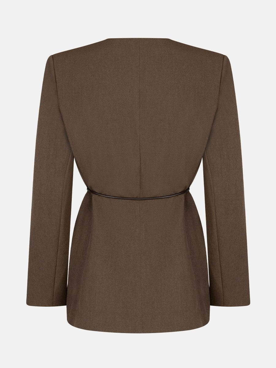 productfoto van de achterkant van de lexie blazer van ydence in de kleur mud met strikceintuur.
