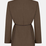 productfoto van de achterkant van de lexie blazer van ydence in de kleur mud met strikceintuur.