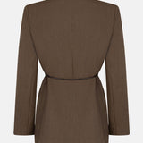 productfoto van de achterkant van de lexie blazer van ydence in de kleur mud met strikceintuur.