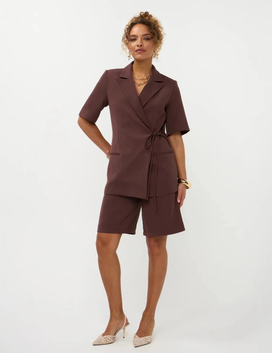 Effen chocoladebruine playsuit die de uitstraling heeft van een tweedelig pak | Ydence Lucille | Jo&Co Club