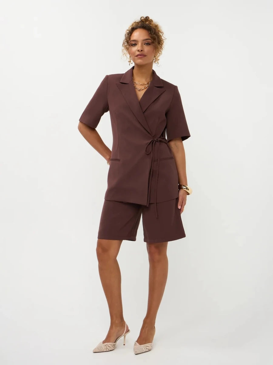 Effen chocoladebruine playsuit die de uitstraling heeft van een tweedelig pak | Ydence Lucille | Jo&Co Club
