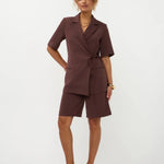 Effen chocoladebruine playsuit die de uitstraling heeft van een tweedelig pak | Ydence Lucille | Jo&Co Club