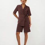 Effen chocoladebruine playsuit die de uitstraling heeft van een tweedelig pak | Ydence Lucille | Jo&Co Club