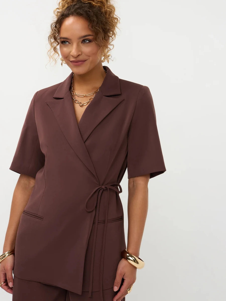 Bruine, kortmouwige blazer in een wikkelstijl | Ydence Lucille | Jo&Co Club