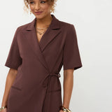 Bruine, kortmouwige blazer in een wikkelstijl | Ydence Lucille | Jo&Co Club