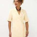 Detail Ydence Blazer Lucille soft yellow met klassieke reverskraag en strikceintuur | Jo&Co Club