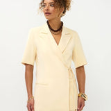 Detail Ydence Blazer Lucille soft yellow met klassieke reverskraag en strikceintuur | Jo&Co Club