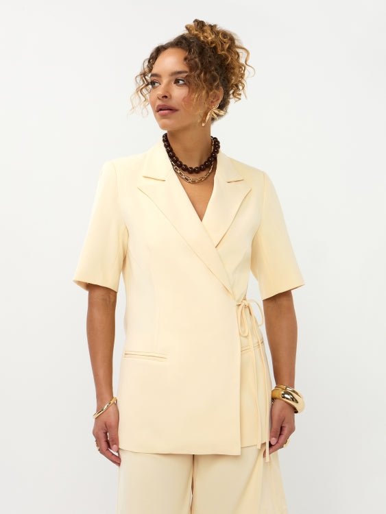 Detail Ydence Blazer Lucille soft yellow met klassieke reverskraag en strikceintuur | Jo&Co Club