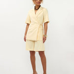 Full body model in soft yellow Ydence Lucille blazer en bijpassende bermuda short | Jo&Co Club