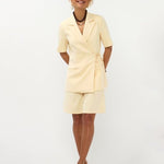Volledig setje Ydence Blazer Lucille en short in soft yellow, model frontaal | Jo&Co Club