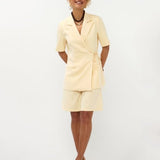 Volledig setje Ydence Blazer Lucille en short in soft yellow, model frontaal | Jo&Co Club