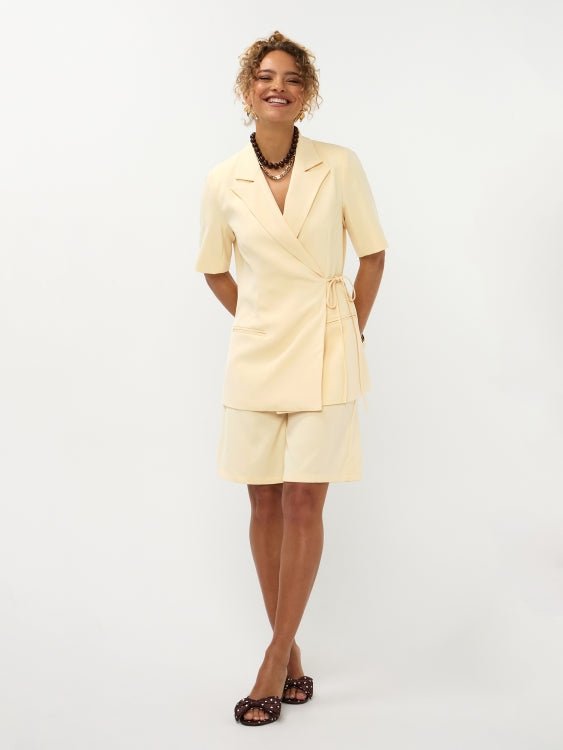 Volledig setje Ydence Blazer Lucille en short in soft yellow, model frontaal | Jo&Co Club