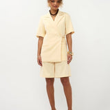 Tweede model in soft yellow Ydence Blazer Lucille als co-ord set met short | Jo&Co Club