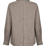 Achterkant van een blazer in bruin, vrijstaand gefotografeerd op een witte achtergrond | Ydence Prim | Jo&Co Club
