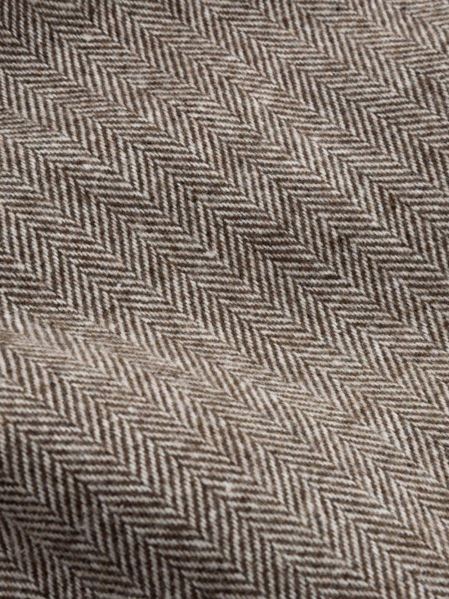 Detailopname van de stof van een blazer in bruin | Ydence Prim | Jo&Co Club