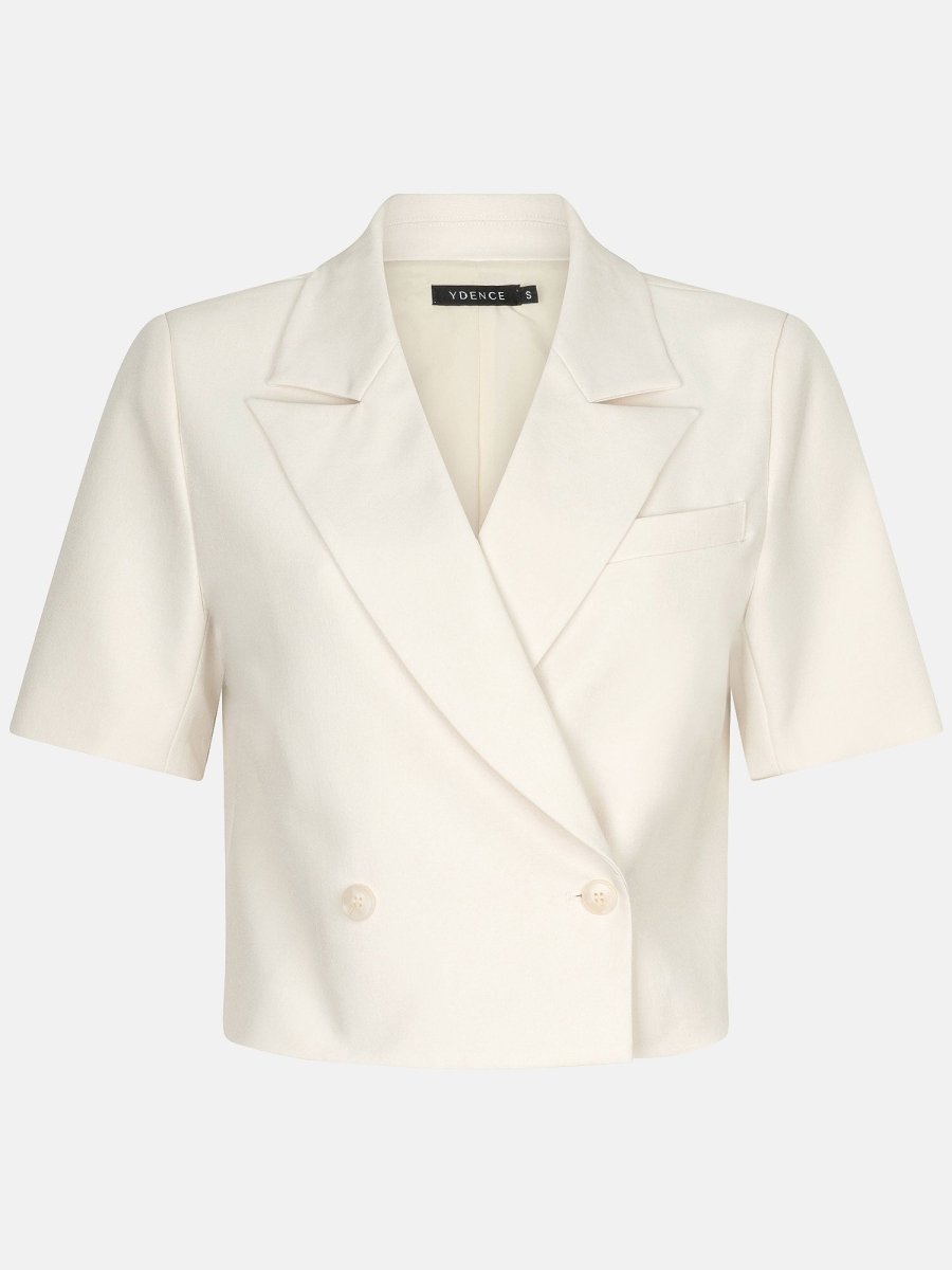 Een vrijstaande productfoto van een korte, double-breasted blazer in een ecru kleur | Ydence Zella | Jo&Co Club