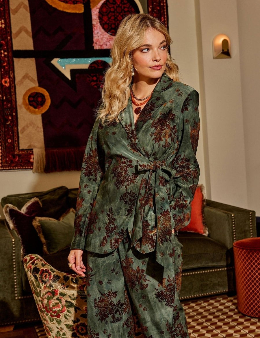 Campagnebeeld Ydence winter 2026: groene blazer met fluwelen bloemen Ydence Zoya | Jo&Co Club