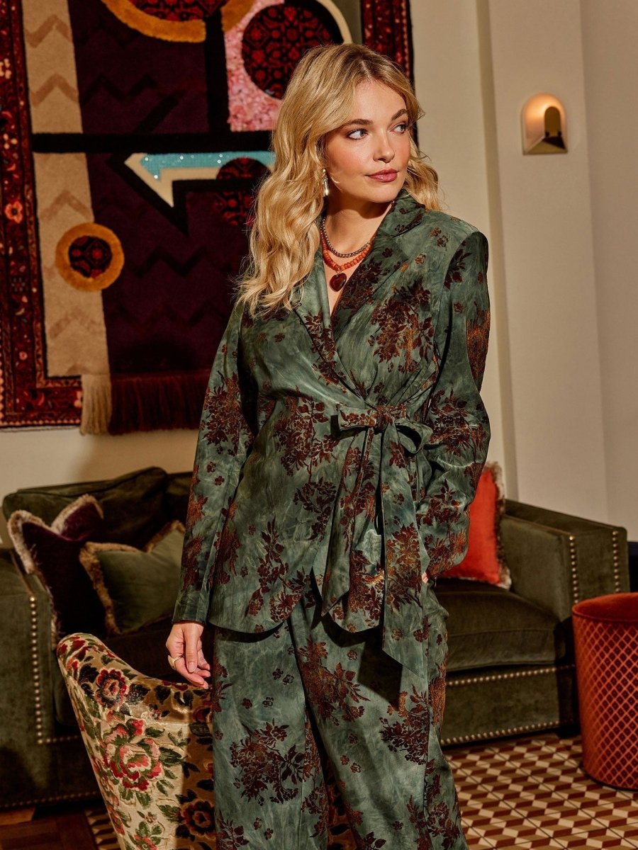 Campagnebeeld Ydence winter 2026: groene blazer met fluwelen bloemen Ydence Zoya | Jo&Co Club