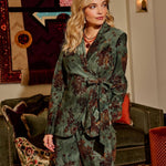 Campagnebeeld Ydence winter 2026: groene blazer met fluwelen bloemen Ydence Zoya | Jo&Co Club