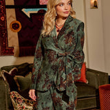 Campagnebeeld Ydence winter 2026: groene blazer met fluwelen bloemen Ydence Zoya | Jo&Co Club