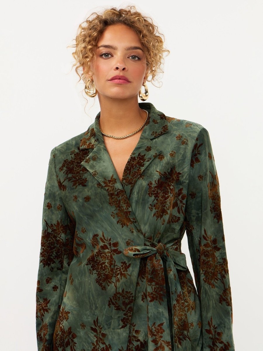 Model in groene blazer met fluwelen bloemen Ydence Zoya | Jo&Co Club