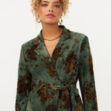 Model in groene blazer met fluwelen bloemen Ydence Zoya | Jo&Co Club