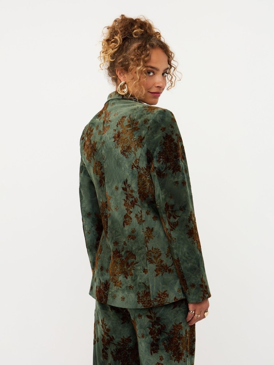 Model in groene blazer met fluwelen bloemen Ydence Zoya | Jo&Co Club