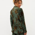 Model in groene blazer met fluwelen bloemen Ydence Zoya | Jo&Co Club