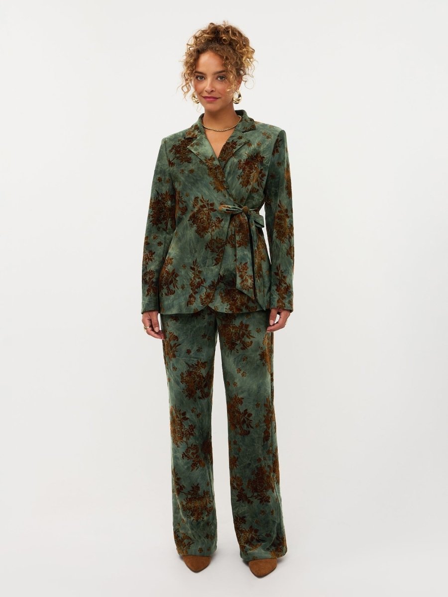 Model in groene blazer met fluwelen bloemen Ydence Zoya | Jo&Co Club