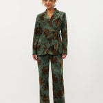 Model in groene blazer met fluwelen bloemen Ydence Zoya | Jo&Co Club