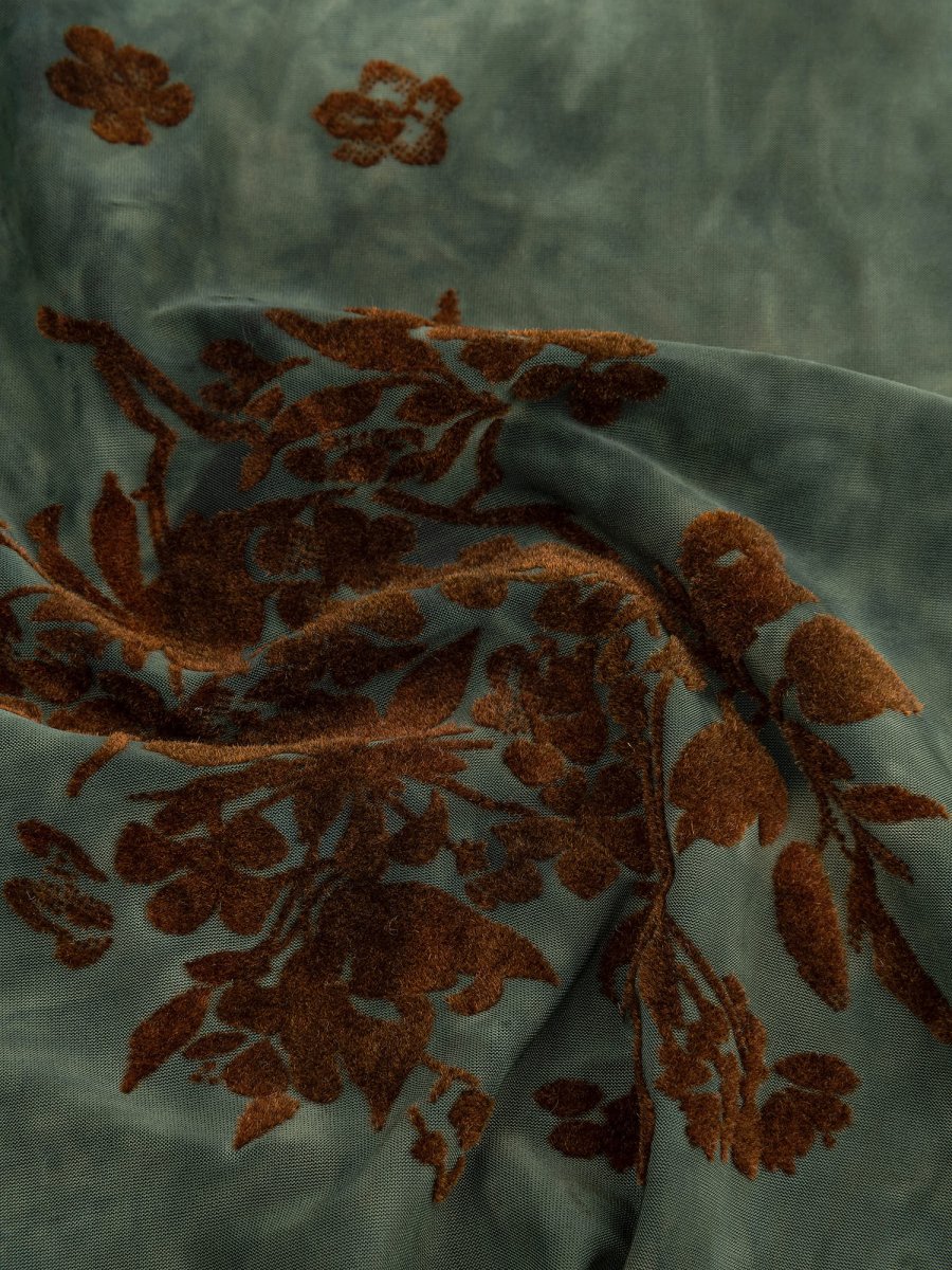 Groene blazer met fluwelen bloemen Ydence Zoya – detail van de stof | Jo&Co Club