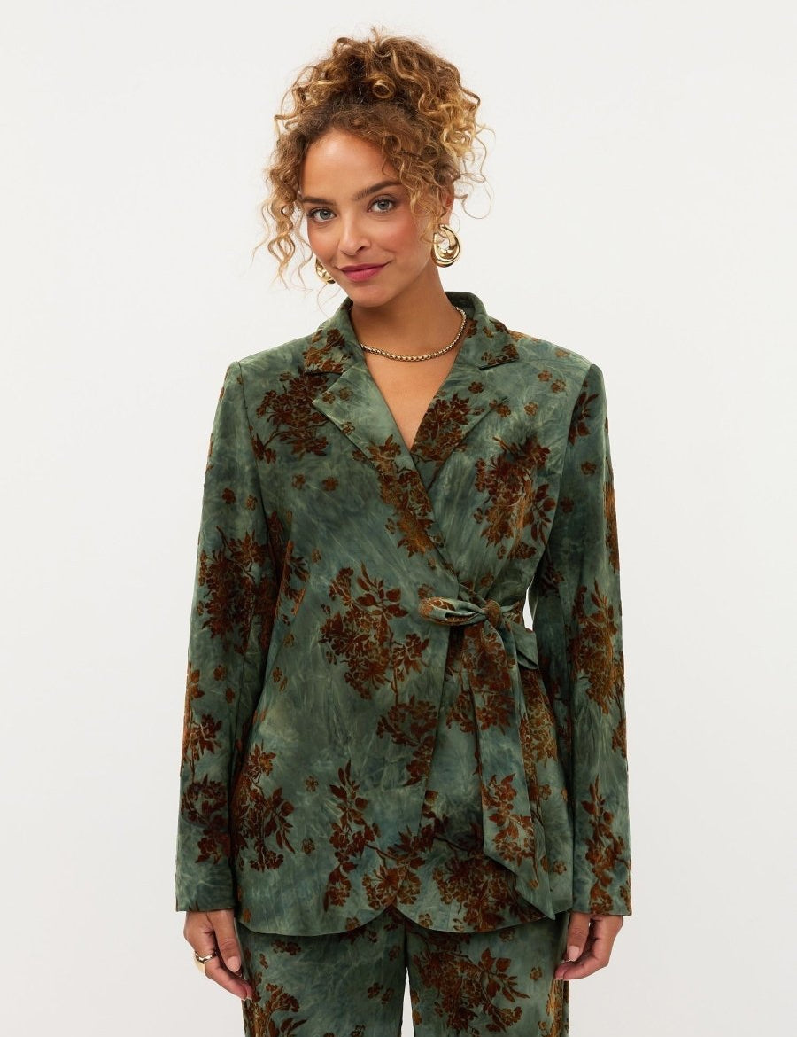 Model in groene blazer met fluwelen bloemen Ydence Zoya | Jo&Co Club