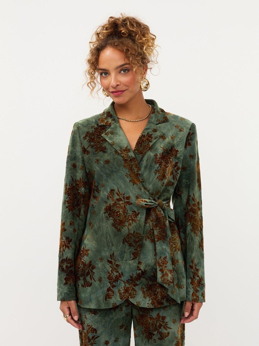 Model in groene blazer met fluwelen bloemen Ydence Zoya | Jo&Co Club