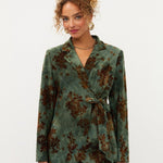 Model in groene blazer met fluwelen bloemen Ydence Zoya | Jo&Co Club