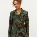 Model in groene blazer met fluwelen bloemen Ydence Zoya | Jo&Co Club