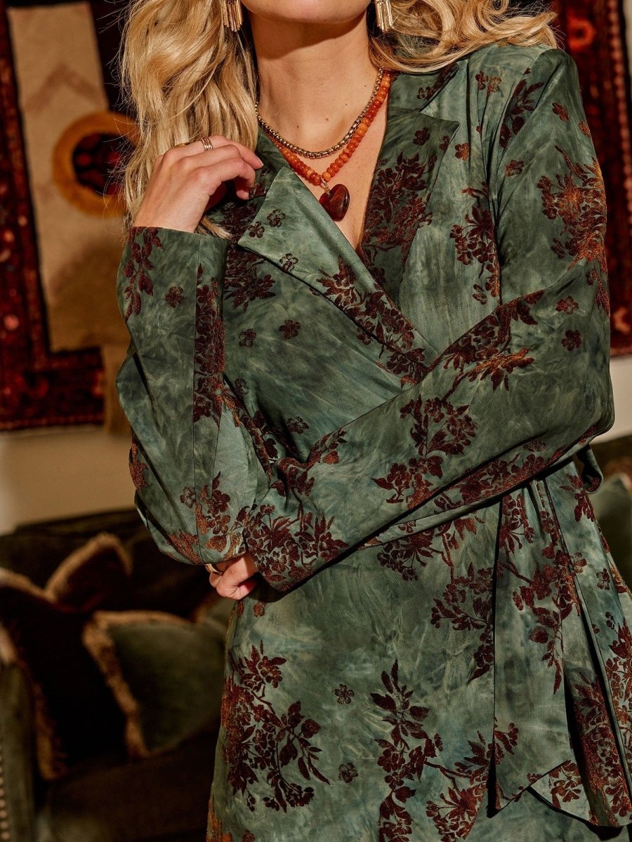 Campagnebeeld Ydence winter 2026: groene blazer met fluwelen bloemen Ydence Zoya | Jo&Co Club